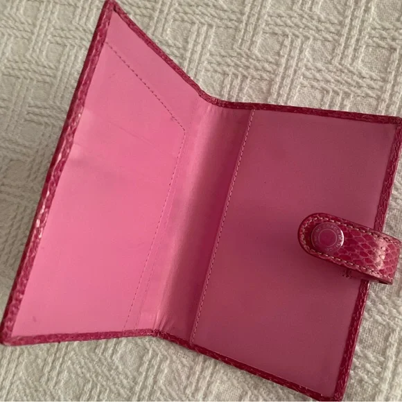 Coach wallet. Pink. Pre loved. - Picture 3 of 4